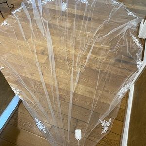 Pnina Tornai embellished lace veil. Never been worn. Bought at Kleinfelds.